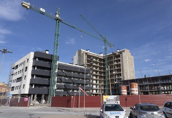 Imagen de este mes de diciembre de un edificio en construcción en Teruel.EFE/ Antonio García
