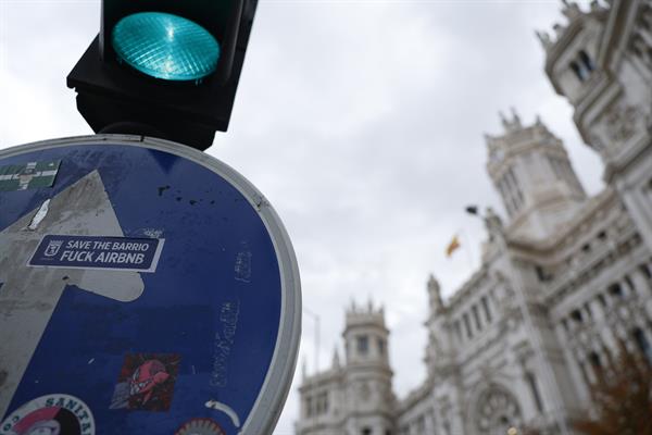 Una pegatina en contra de AirBnb contra los pisos turísticos en una señal de tráfico en el centro de Madrid este lunes. EFE/ Mariscal