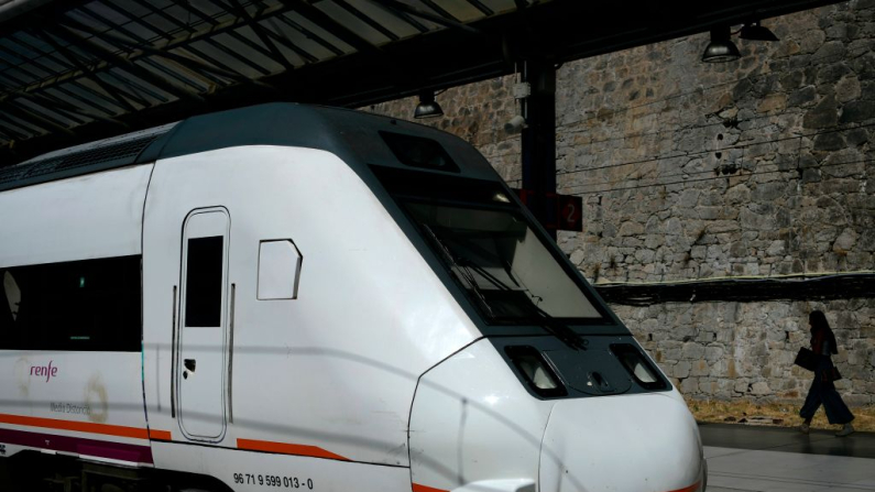 Un tren de la empresa ferroviaria estatal española Renfe se muestra en la estación de trenes Príncipe Pío en Madrid, el 5 de septiembre de 2019. (Foto de GABRIEL BOUYS / AFP) (Foto de GABRIEL BOUYS/AFP vía Getty Images)