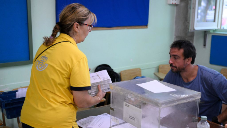 Un cartero lleva el voto por correo a un colegio electoral de Badalona, durante las elecciones generales españolas, el 23 de julio de 2023. (Foto de JOSEP LAGO/AFP vía Getty Images)