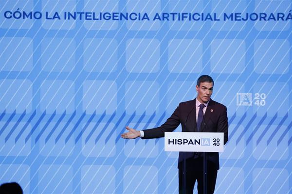El presidente del Gobierno, Pedro Sánchez, durante su intervención en la jornada 'HispanIA 2040: cómo la inteligencia artificial mejorará nuestro futuro', dedicada a analizar el impacto que tendrá la IA en ámbitos como la tecnología, la economía o la seguridad y su impacto social, este lunes en Madrid. EFE/ Javier Lizón

