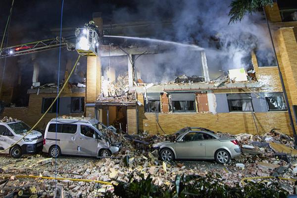 Nueve personas han resultado heridas en una explosión de gas que se ha producido a las 18:02 horas de este lunes en un edificio de dos plantas situado en la calle Concejo de Zabalegui de Noain, que ha sufrido importantes daños. EFE/Iñaki Porto