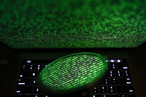 Imagen de archivo. En la investigación los agentes determinan que una organización está detrás del uso de cantidades ingentes de paquetes de datos de usuarios de plataformas de venta online, obtenidos de manera fraudulenta a través de la dark web o internet profunda. EFE/RITCHIE B. TONGO
