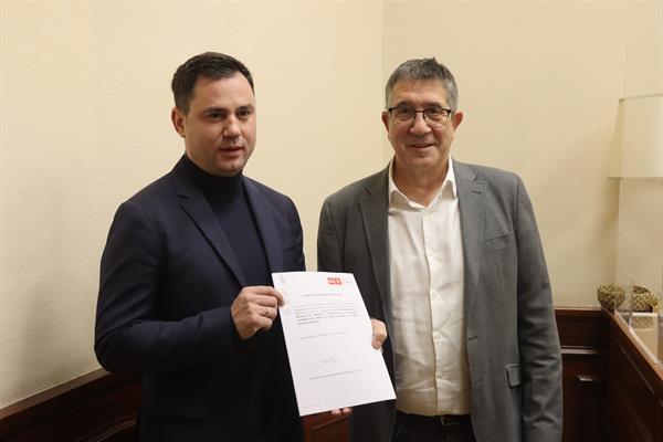 El portavoz del Grupo Socialista, Patxi López, ha registrado este viernes, en el Congreso de los Diputados, una proposición de ley que prohíbe ejercer la acusación popular a partidos políticos y asociaciones o fundaciones vinculadas con ellos. EFE/PSOE