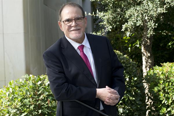 El científico Armando del Río, experto en las bases moleculares del cáncer de páncreas e hígado, acaba de regresar a España después de décadas investigando en Nueva York y en Londres. Crédito de la (Imagen: Fundación Ramón Areces).
