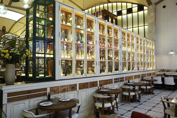 El Nacional se ha consolidado como multiespacio gastronómico después de cumplir sus primeros diez años de historia, situado en pleno Paseo de Gracia de Barcelona, en un espacio que a finales del siglo XIX albergaba el desaparecido Teatro Español.EFE/Quique García