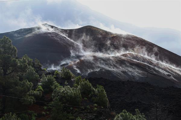 La borrasca atlántica Garoé a su paso por La Palma, ha regado con precipitaciones moderadas diferentes puntos de la isla, con los mayores acumulados en el centro de la isla a ambos lados de la cumbre. En la imagen, vista del volcan Tajogaite y las nubes de vapor de agua generadas al contacto de la lluvia con el calor del cono volcanico. EFE / Luis G Morera