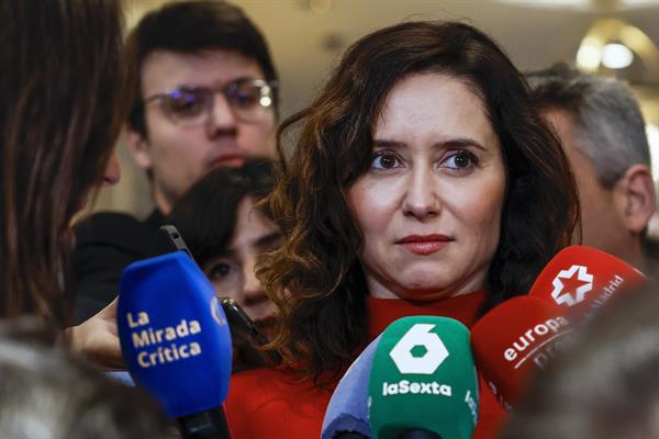 La presidenta de la Comunidad de Madrid, Isabel Díaz Ayuso, en declaraciones a su llegada al desayuno informativo que cuenta con la intervención del líder del partido, Alberto Núñez Feijóo, este martes en Madrid. EFE/ Chema Moya