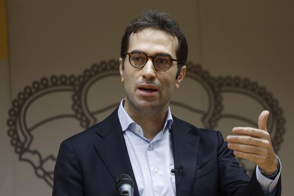 El ministro de Economía, Comercio y Empresa, Carlos Cuerpo, el pasado viernes en una jornada de trabajo con instituciones, empresarios, asociaciones e industria para hacer seguimiento de la situación económica tras la dana. (EFE/Biel Aliño)
