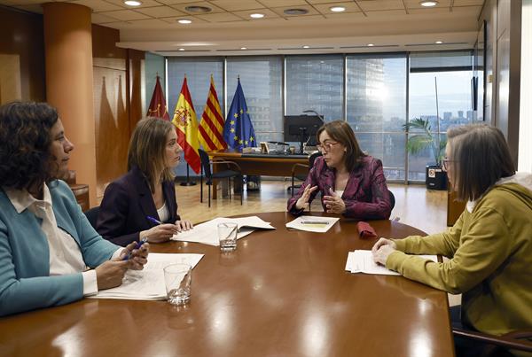La presidenta del grupo parlamentario de los Comuns, Jéssica Albiach (2i), y la diputada del partido Susanna Segovia (i) durante la reunión que han mantenido con la consejera de Territorio, Vivienda y Transición Ecológica, Sílvia Paneque (2d). EFE/Andreu Dalmau