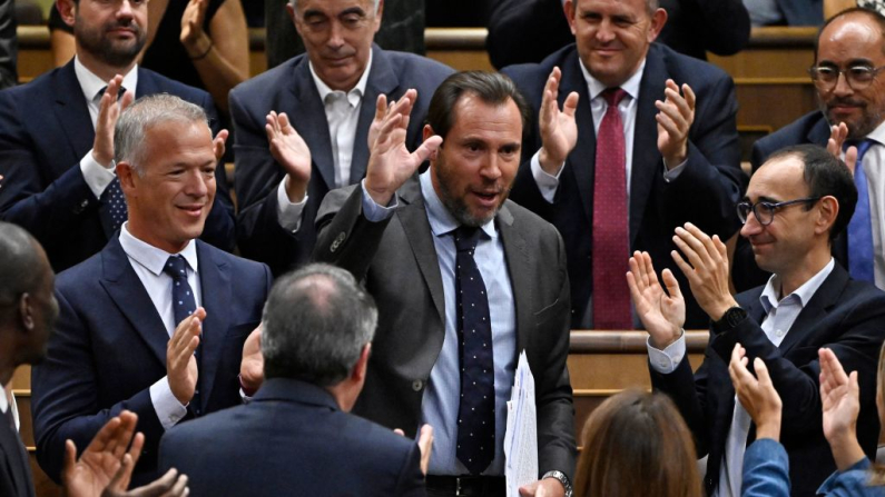 El diputado del grupo socialista Oscar Puente (C) es aplaudido por los miembros de su grupo tras su réplica al candidato a presidente del Gobierno, Alberto Nunez-Feijoo, en Las Cortes de Madrid el 26 de septiembre de 2023 durante la primera sesión de un debate parlamentario para votar a un presidente del Gobierno. (Foto de JAVIER SORIANO / AFP)