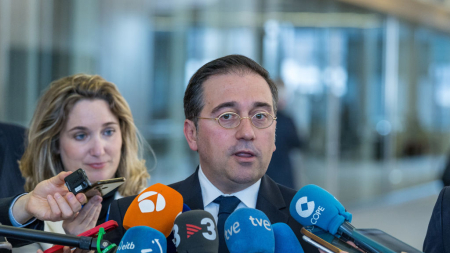 Albares inicia su viaje a Líbano y Siria un mes después de la caída de Bachar al Asad
