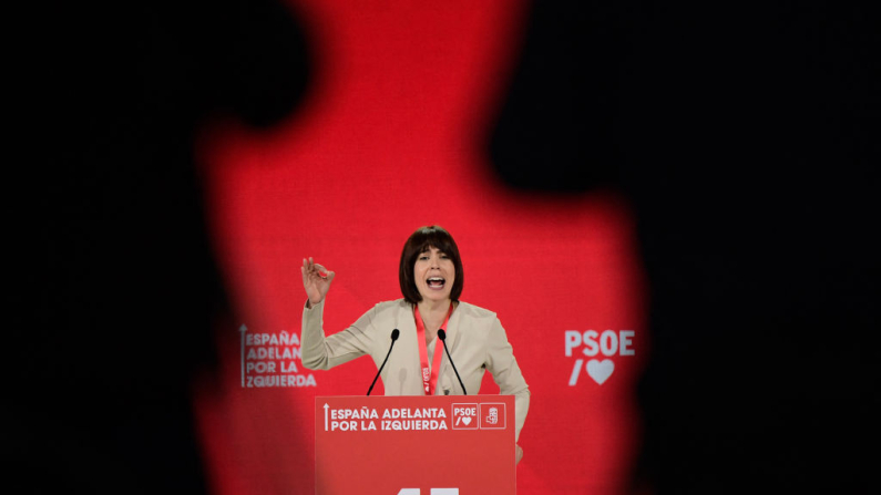 La ministra española de Ciencia y Universidades, Diana Morant, pronuncia un discurso durante el 41º congreso del Partido Socialista Obrero Español en el Palacio de Exposiciones de Sevilla, el 30 de noviembre de 2024. (Foto de CRISTINA QUICLER / AFP) 