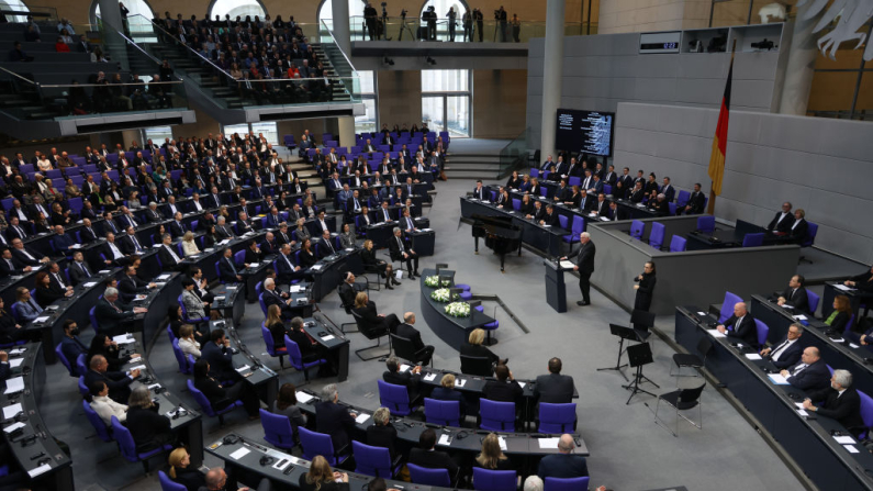 BERLÍN, ALEMANIA - 29 DE ENERO: El presidente alemán Frank-Walter Steinmeier habla en una conmemoración en el Bundestag de las víctimas del nacionalsocialismo el 29 de enero de 2025 en Berlín, Alemania. El nacionalsocialismo fue la ideología de Adolf Hitler y los nazis. Su resultado fue la persecución política masiva, el Holocausto, la Segunda Guerra Mundial, la destrucción de grandes partes de Europa y la muerte de millones de personas. La conmemoración tiene lugar tras el reciente 80 aniversario de la liberación del campo de concentración de Auschwitz. (Fotografía de Sean Gallup/Getty Images)
