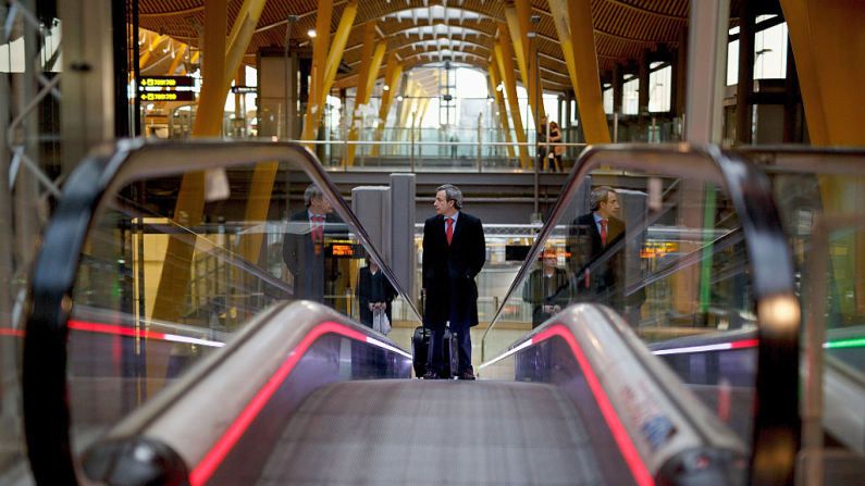 Un pasajero utiliza las escaleras mecánicas del aeropuerto de Madrid Barajas Adolfo Suárez, operado por el grupo Aena, el 11 de febrero de 2015 en Madrid, España. (Foto de Pablo Blazquez Dominguez/Getty Images)