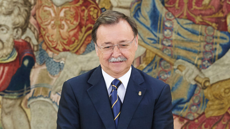 MADRID, ESPAÑA - 21 DE JULIO: El presidente de la ciudad autónoma de Ceuta, Juan Jesús Vivas Lara, observa antes de su reunión con el rey Felipe VI de España en el Palacio de la Zarzuela el 21 de julio de 2015 en Madrid, España. (Foto de Carlos Alvarez/Getty Images)