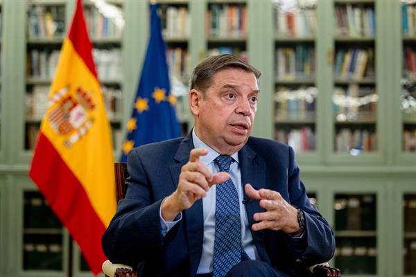 El ministro de Agricultura, Pesca y Alimentación, Luis Planas, en una entrevista con EFE, afirma que llevará la Estrategia Nacional de Alimentación al Consejo de Ministros este enero y espera poder entregarla "a la Comisión Europea (CE) a finales de este mes o principios de febrero". EFE/Daniel González

