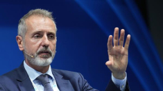 Telefónica cae un 2,7 % en bolsa e Indra sube un 2,9 % tras los cambios en sus cúpulas