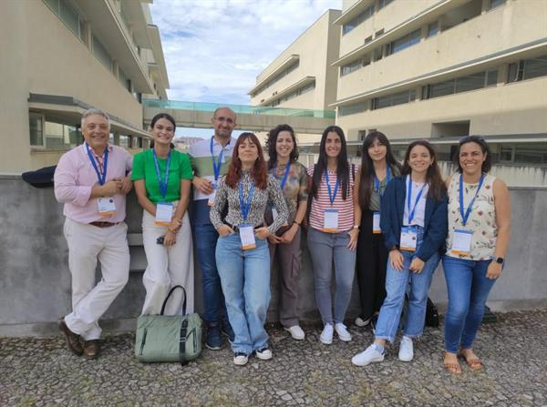 De izquierda a derecha: los investigadores María Rubín, Tania Fernández, Laura Álvarez, Lorena Botella y Vicente Martín. Fotografía facilitada por la Universidad de León. EFE

