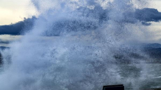 El temporal de viento huracanado y lluvias interrumpe trenes y obliga a desviar vuelos 
