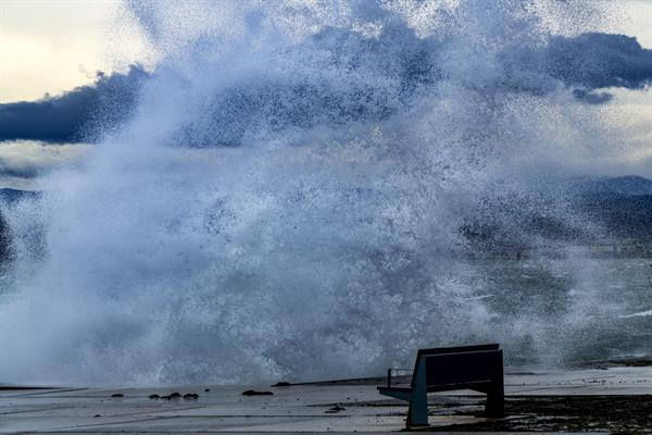 Vista del estado de la mar este domingo en Santander. La explosiva borrasca Herminia, cuyo epicentro se localiza hoy al oeste de las islas británicas, deja hoy en España vientos huracanados por encima de los 100 kilómetros por hora en muchos lugares -hasta 140 en cotas altas- y lluvias muy intensas que provocarán acumulaciones de más de 100 litros en 24 horas en la comunidad gallega.- EFE/ Román G. Aguilera
