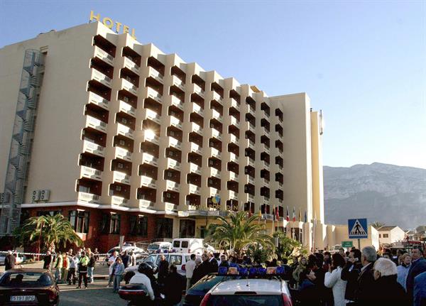 Denia (Alicante).- Imagen de archivo de un hotel en Denia que fue objeto de un atentado en enero de 2005, y en el que resultaron heridas varias personas. EFE/Pep Morell.

