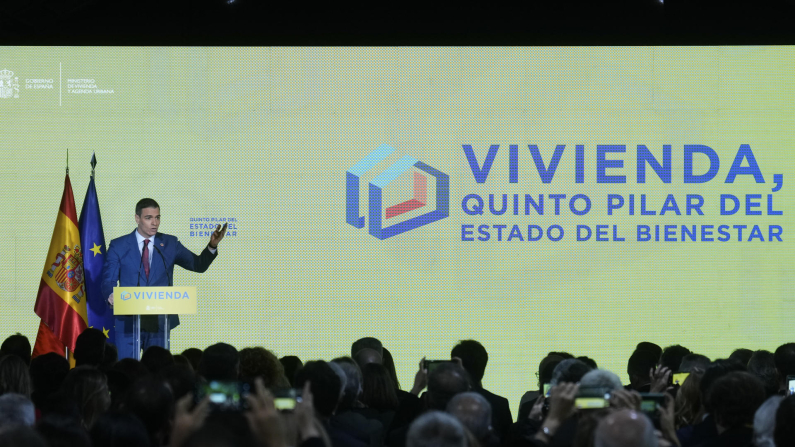 MADRID, 13/01/2025.- El presidente del Gobierno Pedro Sánchez clausura el foro 'Vivienda: quinto pilar del Estado del bienestar' organizado por el Gobierno sobre el problema del acceso a la vivienda, este lunes, en Madrid. EFE/ Borja Sánchez-trillo
