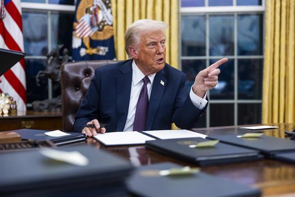 El presidente de Estados Unidos, Donald Trump, firma numerosas órdenes ejecutivas, incluidos indultos para los acusados ​​de los disturbios del 6 de enero y un retraso en la prohibición de TikTok, en el primer día de su presidencia en la Oficina Oval de la Casa Blanca en Washington, DC, EE.UU., el 20 de enero de 2025. EFE/EPA/Jim Lo Scalzo / POOL
