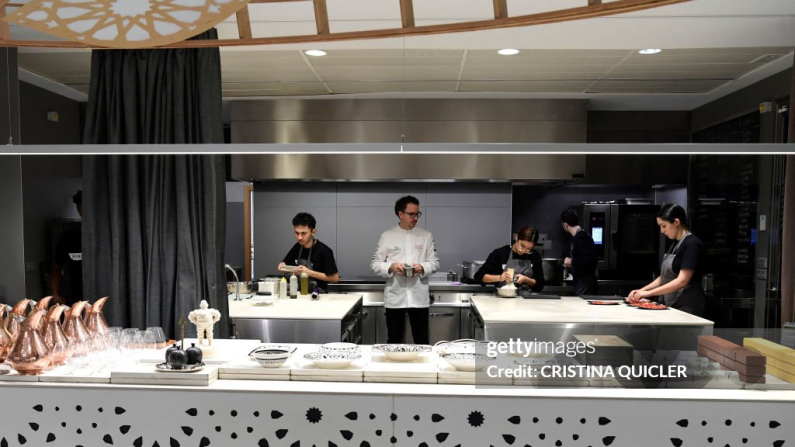 El chef español Paco Morales (C) en la cocina de su restaurante NOOR de Córdoba el 30 de noviembre de 2023, dos días después de recibir su tercera estrella Michelin. (Foto de CRISTINA QUICLER / AFP) 