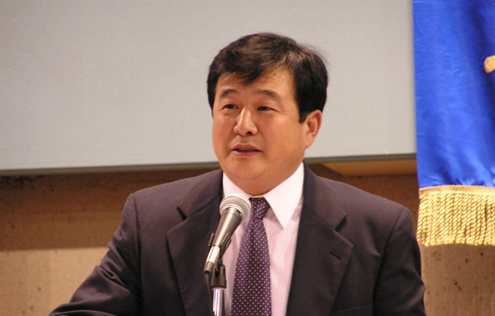 El Sr. Li Hongzhi, fundador de la disciplina espiritual Falun Gong, también conocida como Falun Dafa, habla en una conferencia en Los Ángeles en esta foto de archivo. (The Epoch Times) 