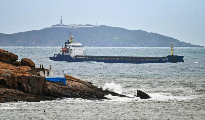 Un barco navega en el estrecho de Taiwán entre la costa de la isla de Pingtan (en primer plano), el punto más cercano a Taiwán, y otra isla en la provincia suroriental china de Fujian el 7 de abril de 2023. (Greg Baker/AFP vía Getty Images) 