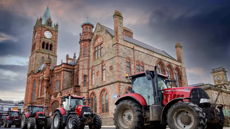 Miembros del sindicato de agricultores del Ulster participan en una protesta en el marco del Día Nacional de la Unidad de los Agricultores, un día de acción en toda Gran Bretaña organizado por el sindicato y otros sindicatos agrícolas en Londonderry, Irlanda del Norte, el 25 de enero de 2025. Steven McAuley/McAuley Multimedia/PA Wire