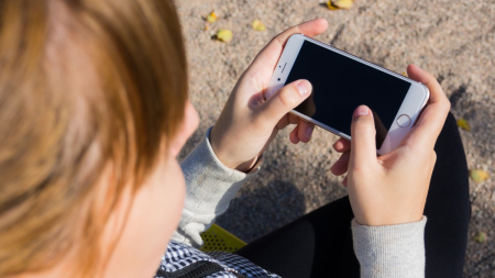 Los niños españoles tienen su primer móvil con 12 años y la mitad de padres se arrepienten