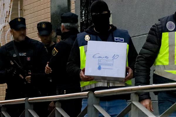 Un guardia civil entre 20 detenidos en operación antidrogas en Ceuta, Andalucía y Zaragoza
Varios policías nacionales participan en una redada en Ceuta este martes. Un agente de la Guardia Civil, destinado en Ceuta, ha sido detenido en el marco de una macrooperación policial contra el tráfico de drogas que se desarrolla en Ceuta, Algeciras (Cádiz) y Zaragoza. (EFE/ Reduan Dris)
