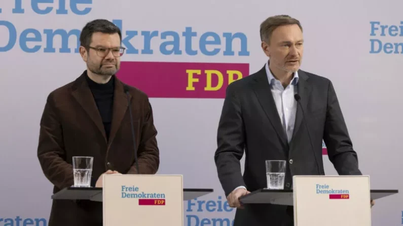 Marco Buschmann (izq.) y Christian Lindner presentan el programa de 100 días del FDP el 17 de febrero de 2025 en Berlín. Foto: Matthias Kehrein/Epoch Times.