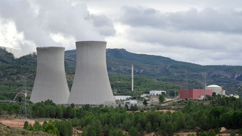 Una imagen tomada el 17 de noviembre de 2023 muestra una vista de las torres de refrigeración de la central nuclear de Cofrentes, en el este de España. (José Jordán / AFP vía Getty Images)