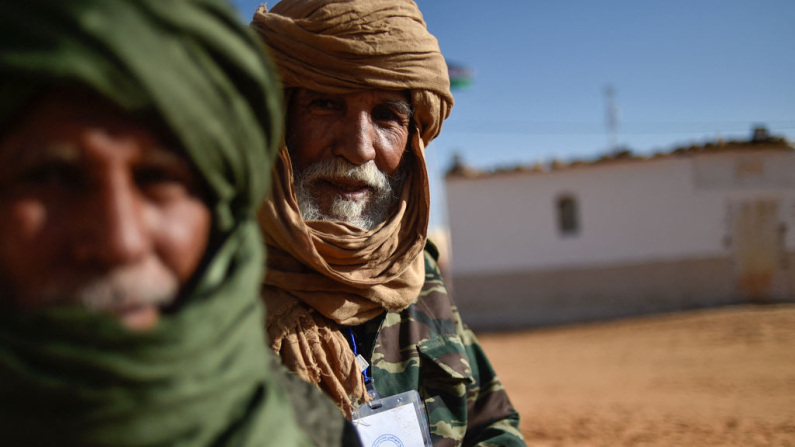 Saharauis desplazados llegan para asistir a un congreso del Polisario en el campamento de refugiados de Dakhla, que se encuentra a unos 170 kilómetros al sureste de la ciudad argelina de Tinduf, el 13 de enero de 2023. Más de 2.200 miembros del movimiento y 370 invitados extranjeros asisten al congreso de cinco días en las profundidades del desierto de Argelia, en un campamento de refugiados saharauis que lleva el nombre de Dakhla, una ciudad portuaria del Atlántico en lo que es el Sahara Occidental controlado por Marruecos. (Ryad Kramdi/ AFP vía Getty Images)