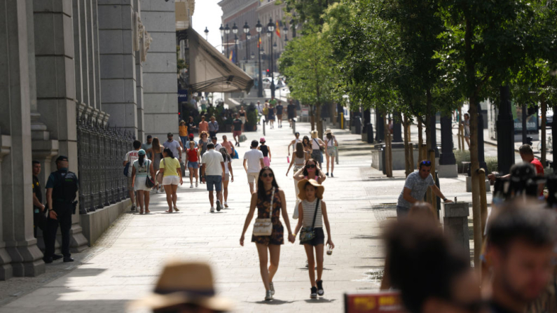 La gente camina por la icónica calle Alcalá en una tarde de altas temperaturas en Madrid, España. Imagen de archivo. (Miguel Pereira/Getty Images)