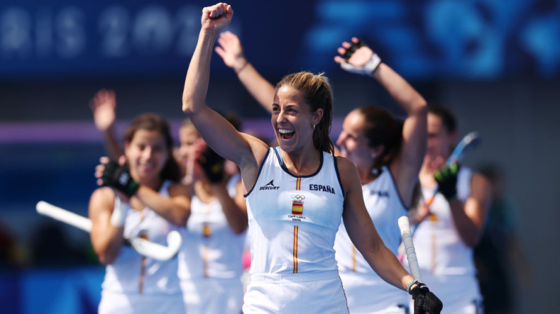 María López, del equipo español, celebra después de la victoria de su equipo tras el partido del Grupo B Femenino entre Gran Bretaña y España en el segundo día de los Juegos Olímpicos de París 2024 en el Stade Yves Du Manoir el 28 de julio de 2024 en París, Francia. (Elsa/Getty Images)