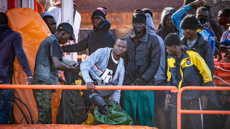 Migrantes desembarcan tras ser rescatados en el mar por un buque de Salvamento Marítimo español (agencia de búsqueda y rescate marítimo), en el puerto de La Restinga en la isla canaria de El Hierro, el 3 de diciembre de 2024. El número de migrantes que llegan a las Islas Canarias de España en barco desde África Occidental alcanzó un nuevo récord anual en 2024 por segundo año consecutivo, mostraron los datos oficiales el 3 de diciembre de 2024. (Antonio Sempere / AFP vía Getty Images)