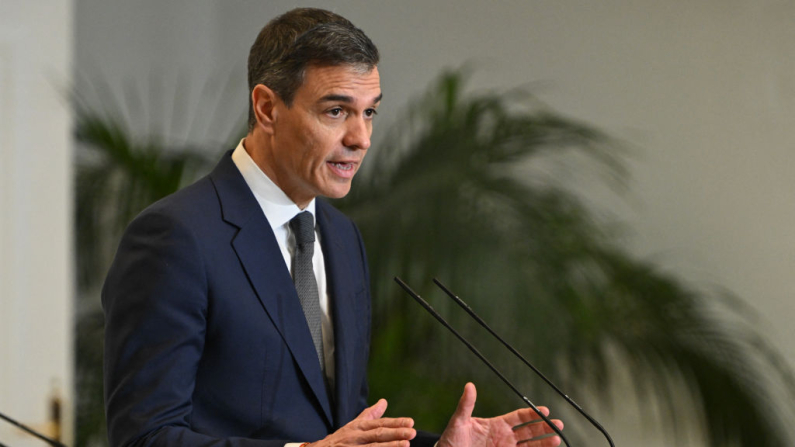 El presidente del Gobierno español, Pedro Sánchez,  en el Palacio de la Moncloa en Madrid, el 19 de febrero de 2025. (Javier Soriano/AFP vía Getty Images)