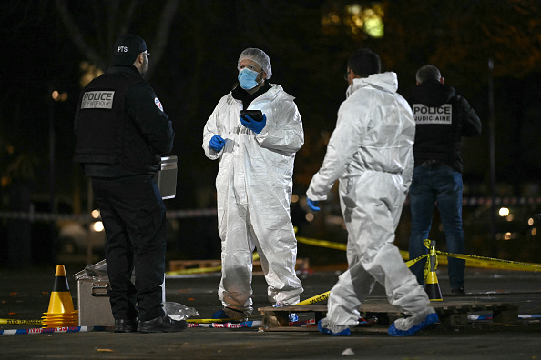 La policía científica trabaja en el lugar de un ataque con arma blanca en el que se sospecha que Brahim A., un argelino con una orden de expulsión, mató a una persona e hirió gravemente a dos policías en Mulhouse, el 22 de febrero de 2025. (Sebastien Bozon/AFP a través de Getty Images)