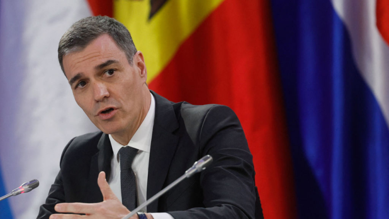 El presidente del Gobierno español, Pedro Sánchez, en una conferencia de prensa el 24 de febrero de 2025. (Gleb Garanich / POOL / AFP vía Getty Images)