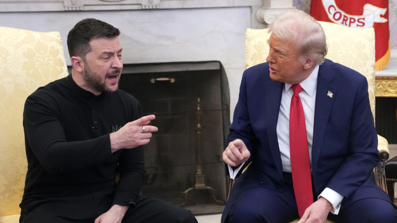 El presidente de Estados Unidos, Donald Trump, y el presidente ucraniano, Volodimir Zelenski, se reúnen en la Oficina Oval de la Casa Blanca el 28 de febrero de 2025 en Washington, DC. (Andrew Harnik/Getty Images)