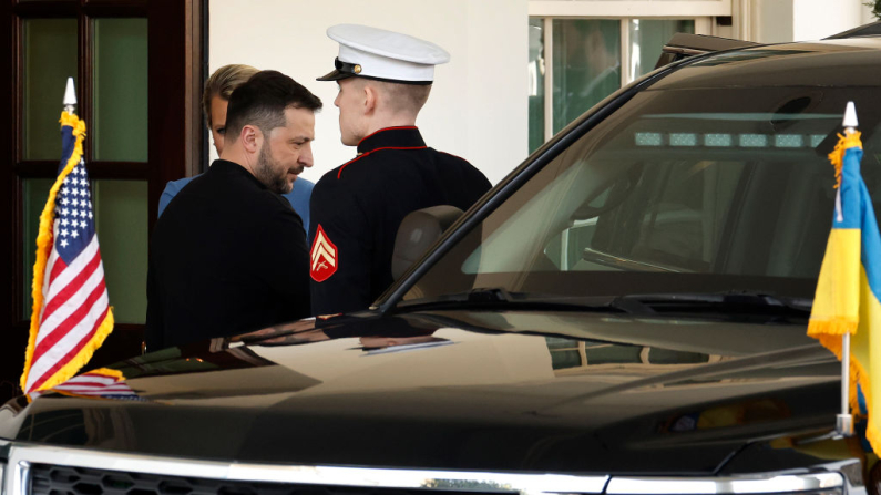 El presidente ucraniano Volodymir Zelenski abandona la Casa Blanca el 28 de febrero de 2025 en Washington, DC. (Chip Somodevilla/Getty Images)