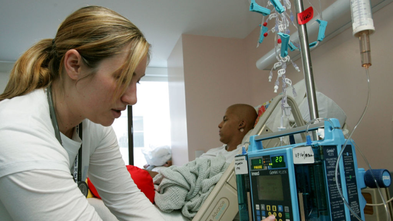 Imagen de archivo. Una enfermera registrada ajusta un gotero intravenoso para un paciente de cáncer de dieciocho años (Justin Sullivan/Getty Images)