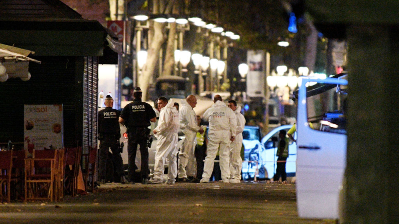 Una camioneta dañada, que se cree que fue la utilizada en el ataque, es rodeada por oficiales forenses en la zona de Las Ramblas el 17 de agosto de 2017 en Barcelona, ​​España. Las autoridades dicen que se confirmó la muerte de 13 personas y al menos 50 resultaron heridas después de que una camioneta atropellara a varias personas en la zona de Las Ramblas de la ciudad esta tarde. (David Ramos/Getty Images)