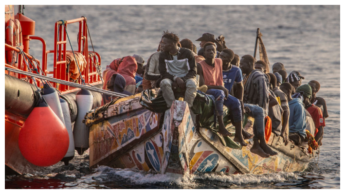 Un cayuco procedente de Senegal con 136 migrantes a bordo, entre ellos 40 mujeres y 17 niños pequeños, llega tras ser rescatado en el mar por un buque de Salvamento Marítimo español al puerto de La Restinga, en la isla canaria de El Hierro, el 28 de noviembre de 2024. España está en primera línea de la crisis migratoria del continente, con decenas de miles de llegadas irregulares que desembarcan en el archipiélago de las Islas Canarias, frente a la costa noroccidental de África. (Antonio Sempere / AFP vía Getty Images)