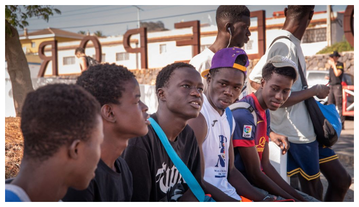 Menores migrantes llegan para entrenarse como parte del proyecto de fútbol Sansofe, en la isla canaria de Tenerife, el 17 de octubre de 2023. (Desiree Martin / AFP vía Getty Images)