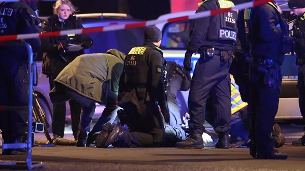Captura de pantalla que muestra a agentes de policía asistiendo a un hombre español apuñalado con un cuchillo junto al monumento a las víctimas del Holocaustoel la noche del 21 de febrero en Berlín, Alemania. (EFE/ Christopher Neundorf)
